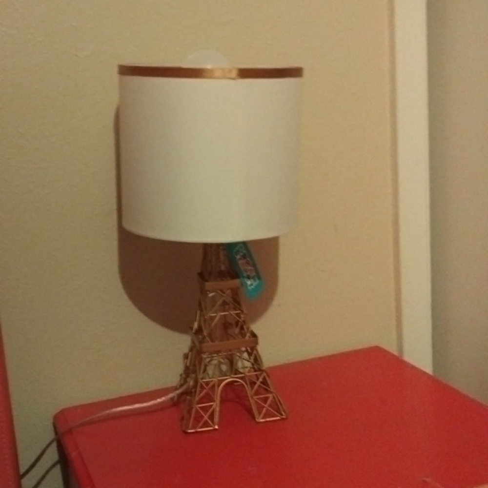 A eiffle tower lamp